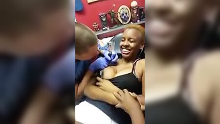 纹身时乳头露了出来