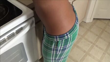 妈妈的巨乳让继子欲罢不能——家庭治疗