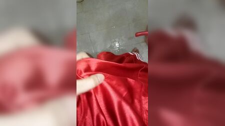 在缎面光泽的平角裤里射精