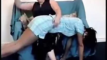 继母打女儿屁股