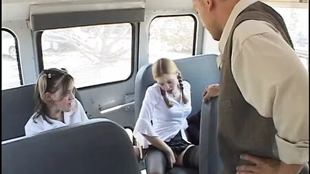 两个年轻美女正在一个男人的车后座和他做爱