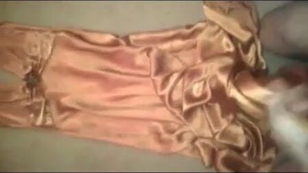 在金色缎面礼服上射精