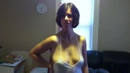 业余性感女郎切尔的乳头透过衬衫若隐若现