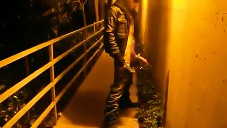 一个大鸡巴的男人在撒尿