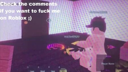 《Roblox公寓》中，一个性欲旺盛的苗条女子与一个天真无邪的女孩发生关系