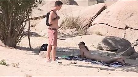 在裸体海滩上，一位陌生人被乔塔德的大鸡巴迷住了