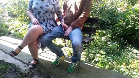 色迷迷的婆婆在户外给女婿打手枪后，舔舐手指上的精液