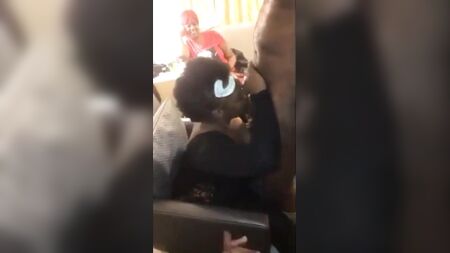 派对上，年长的黑人继母为脱衣舞男口交