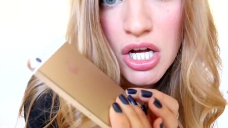 贾斯汀·埃拉齐克（iJustine）的扭臀舞
