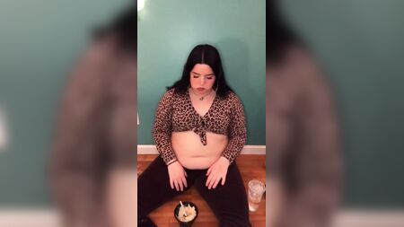 丰满美女Mskristinaxo的家庭式晚餐（外加打嗝）