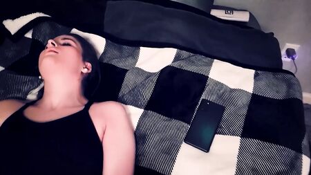 我朋友的女儿让我看着她自慰，直到她高潮