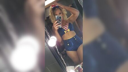 WWE——莱西·埃文斯2021年1月在镜前拍摄的性感自拍