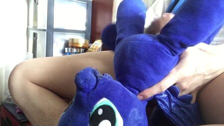 和我的毛绒小马露娜一起