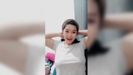 梅丽·萨菲特里在Instagram直播，大胸不穿胸罩