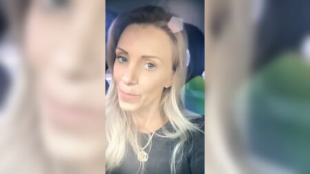 富家金发女郎被拍到在网上卖淫