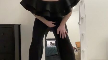 变装娘娘腔男孩身着晚礼服荷叶边连体裤，准备好迎接夜晚