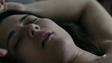 凯瑟琳·布鲁内特在《Faux Departs》第一季（2019）中的裸露镜头