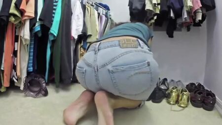 被困在衣柜里，旁边还有个放屁的女孩