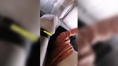 哈坎在车里把戴头巾的女人按在身下