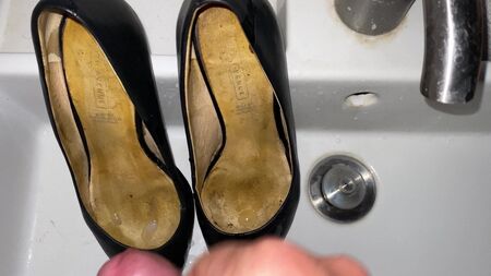 卡明女友又穿黑色工作高跟鞋了