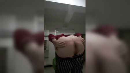 戴头巾的女子趴着展示臀部