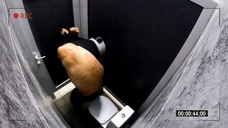 在男厕内安装摄像头。偷窥