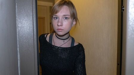 DEBT4k。如果这位少女现在没钱，她就该把所有的衣服都拿走