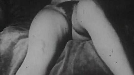 两名裸体女子相互取悦（1930年代复古风）