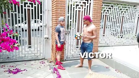 卢卡斯·安吉尔、维克多与雨果在沙发上激情缠绵