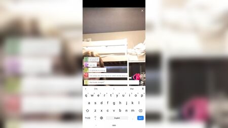 三名女孩暴露身体