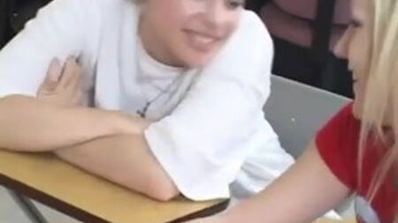 可爱的少女们互相检查对方的内裤