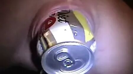 被撑开的穿孔阴部，里面插着一罐可乐 身体穿孔
