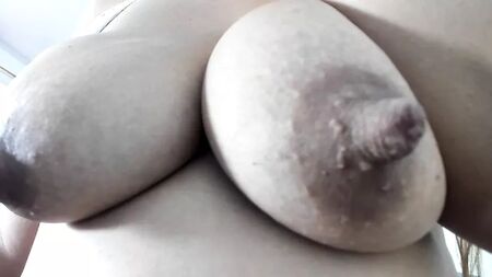 丰满的天然巨乳上长着粗大肥硕的乳头