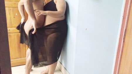 （马利克狠狠地干了那个南亚女佣）我的新女佣，既聪明又漂亮——巨乳巨臀——自拍