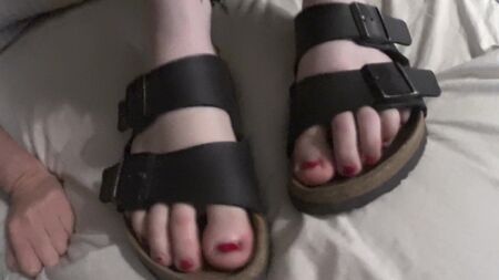 19岁女孩穿着勃肯鞋
