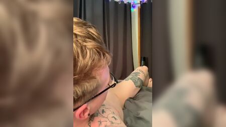 大鸡巴和睾丸。打手枪。大量射精