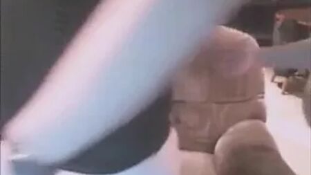 他把女朋友让给别人，结果她却为了他的朋友而离开了他