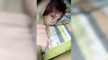 当女朋友来我这儿过夜时，我要操她的少女小穴