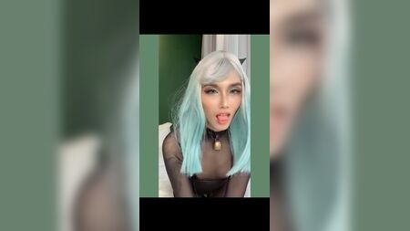 身着华丽黑色连体袜的艾米丽