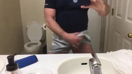 穿着丝质内裤自慰