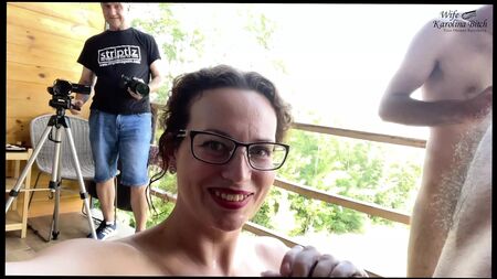 我那个荡妇妻子的手机里有段色情视频！
