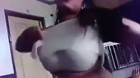 安伯在拉合尔的酒店房间里与男友发生关系