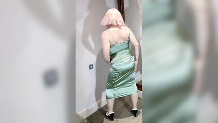英国电视节目结束 诺特斯在紧身绿色亮面缎面连衣裙中亮相