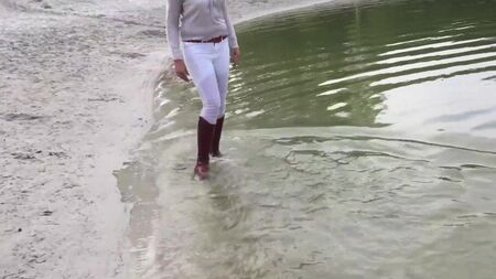 走在湖中，让我的棕色骑行靴浸在水中