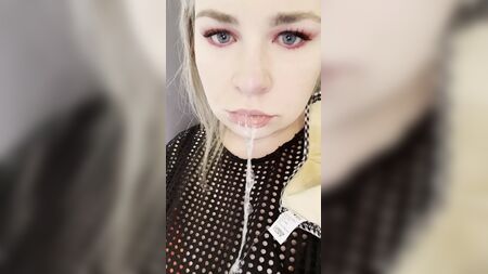 面具下的隐藏式口塞假阳具