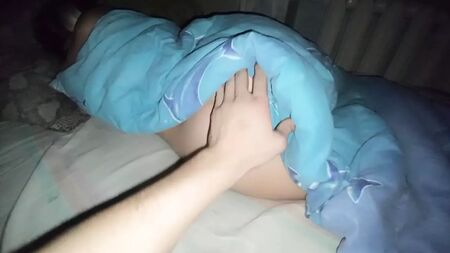 睡眼惺忪的女孩完全向他投怀送抱 - GeroinNut