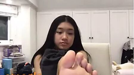 18岁少女的脚在网络摄像头前