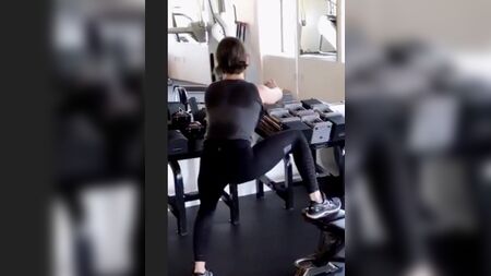 艾莉森·布里在健身房扭动臀部