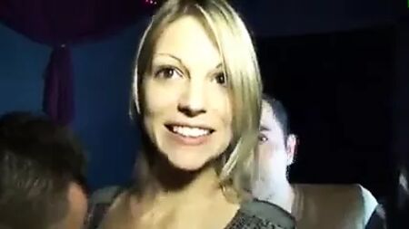 笑容灿烂的女性头像