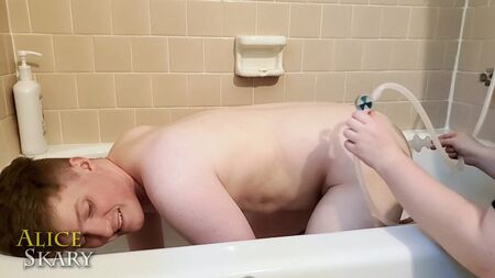 顺从者的简单淋浴肛门冲洗
